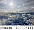 飛行機から臨む雲海　海と雲と空と太陽2 120026111
