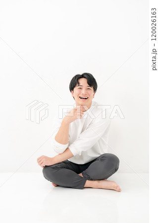 カジュアル　男性　笑顔　全身 120026163