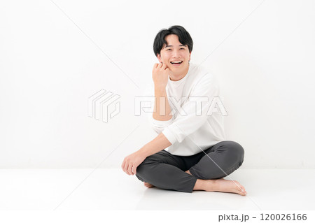 カジュアル　男性　笑顔　全身 120026166