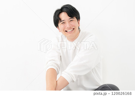 カジュアル　男性　笑顔　全身 120026168