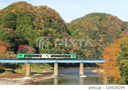 水郡線「久慈川第一橋梁を走る風っこ奥久慈清流ライン号」 120026294