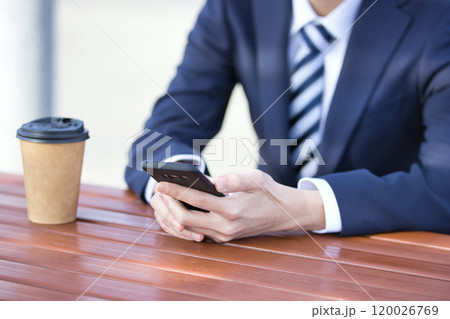 ビジネスイメージ スマホを操作する若い男性 ビジネスイメージ スマホを操作する若い男性 120026769