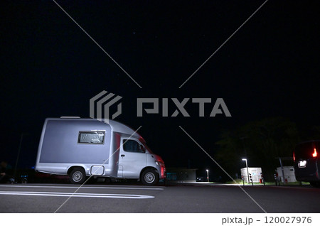 満天の星空の下での車中泊　キャンピングカー 120027976