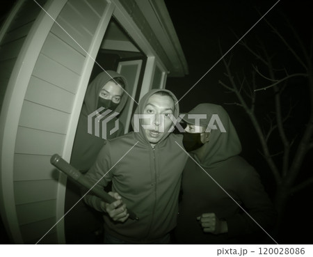 闇バイト 実行犯 一軒家 押し込み強盗 防犯カメラ 赤外線カメラ イメージ画像 モノクロ 闇バイト 実行犯 一軒家 押し込み強盗 防犯カメラ 赤外線カメラ イメージ画像 モノクロ 120028086