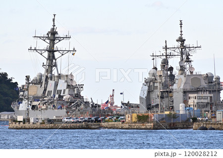 横須賀米軍基地で横並びしているイージス艦 120028212