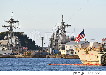 夕日に照らされる横須賀港の米軍のイージス艦とアメリカ国旗 夕日に照らされる横須賀港の米軍のイージス艦とアメリカ国旗 120028215