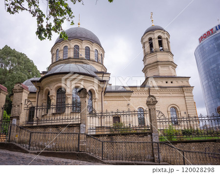 【ウクライナ】首都キーウの歴史的な教会の外観と曇り空 【ウクライナ】首都キーウの歴史的な教会の外観と曇り空 120028298