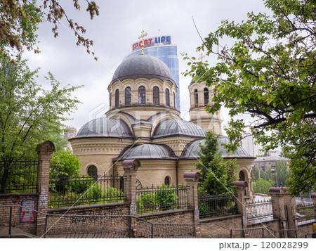 【ウクライナ】首都キーウの歴史的な教会の外観と曇り空 【ウクライナ】首都キーウの歴史的な教会の外観と曇り空 120028299