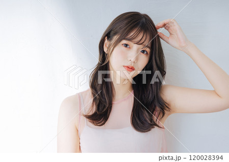 若い女性のビューティーイメージ 120028394