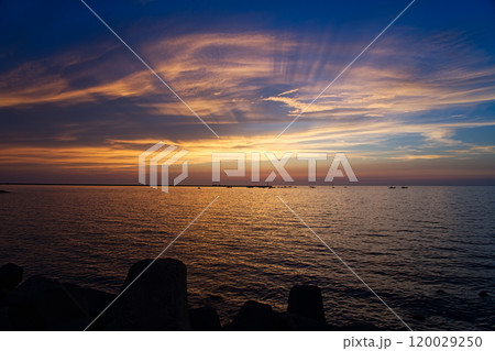 夕日に染まる海 120029250