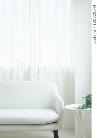 ソファーとテーブルの白を基調としたインテリア 120029644