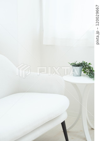 ソファーとテーブルの白を基調としたインテリア 120029667
