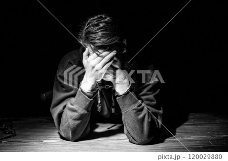 手錠を掛けられた男性 120029880