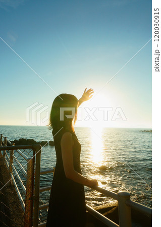 海辺で陽の光を浴びる女性 海辺で陽の光を浴びる女性 120030915