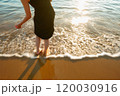 波打ち際で遊ぶ女性の足元 120030916