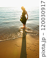 波打ち際で遊ぶ女性 120030917