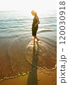 波打ち際で遊ぶ女性 120030918