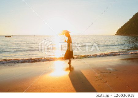 波打ち際で遊ぶ女性 120030919