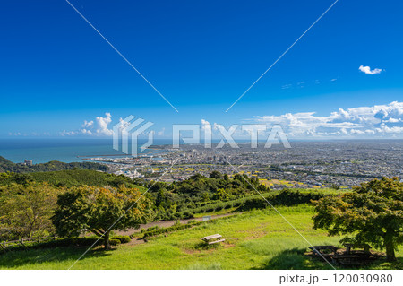 焼津市の笛吹段公園から見た焼津の街並みと海の風景(静岡県) 焼津市の笛吹段公園から見た焼津の街並みと海の風景(静岡県) 120030980