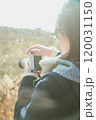 秋の風景を撮影する女性の後ろ姿 120031150
