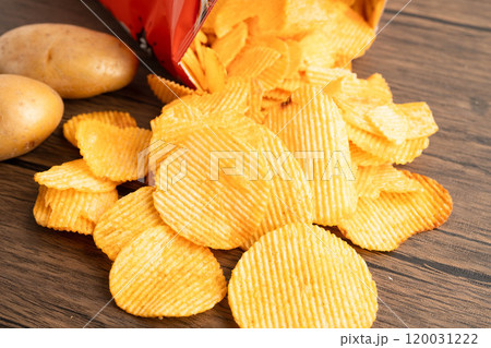 Potato chips , delicious BBQ seasoning spicy for crips, thin slice deep fried snack fast food. Potato chips , delicious BBQ seasoning spicy for crips, thin slice deep fried snack fast food. 120031222
