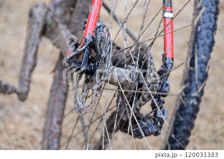 泥で汚れた自転車 泥で汚れた自転車 120031383