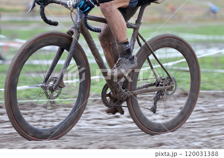 雨の日の自転車レース 120031388