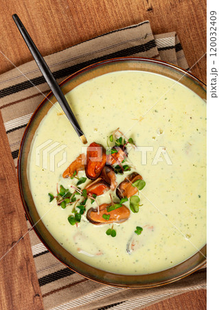 creamy soup with mussels, mussels without shells, American cuisine, homemade, no people creamy soup with mussels, mussels without shells, American cuisine, homemade, no people 120032409