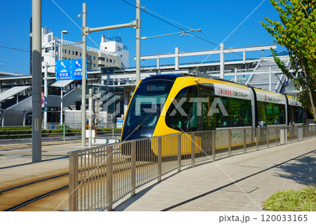 宇都宮駅東口　ライトラインと青空 120033165