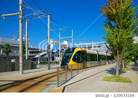 宇都宮駅東口　ライトラインと青空 120033166