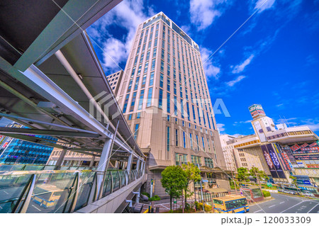 日本の横浜都市景観 11月。歩道橋のある街…横浜西口第一歩道橋や横浜ベイシェラトンHなどを望む＝7日 120033309