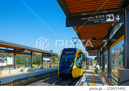 飛山城跡駅に到着するライトライン　宇都宮ライトレール 120033492