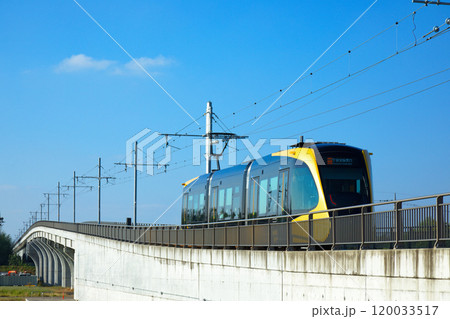 飛山城跡駅を出発するライトラインと青空 宇都宮ライトレール 飛山城跡駅を出発するライトラインと青空 宇都宮ライトレール 120033517