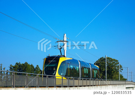 飛山城跡駅に到着するライトライン　宇都宮ライトレール 120033535