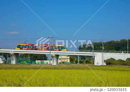 ライトラインと田園風景　飛山城跡駅付近　宇都宮ライトレール 120033835