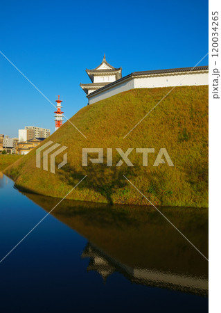 清明台櫓と青空　水面に映える景観　宇都宮城址公園 120034265