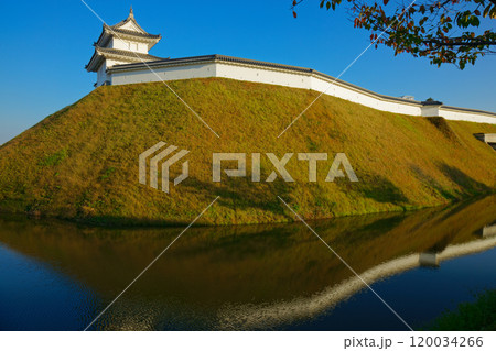 清明台櫓と青空　水面に映える景観　宇都宮城址公園 120034266