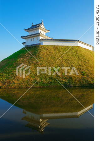 清明台櫓と青空 水面に映える景観 宇都宮城址公園 清明台櫓と青空 水面に映える景観 宇都宮城址公園 120034271