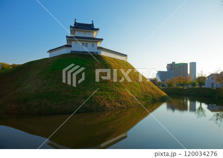清明台櫓と青空 水面に映える景観 宇都宮城址公園 清明台櫓と青空 水面に映える景観 宇都宮城址公園 120034276