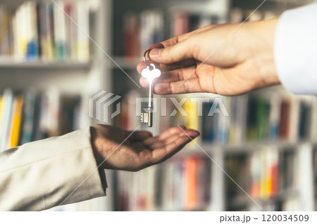 鍵を渡す 120034509