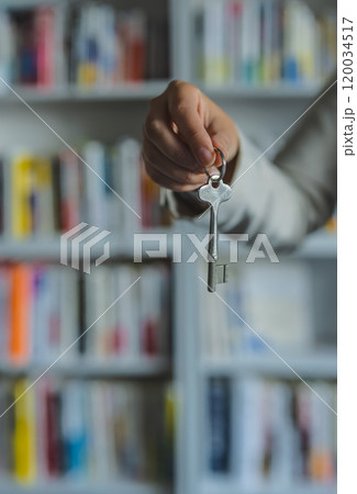 鍵を持った人 鍵を持った人 120034517