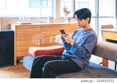 男性ポートレート　屋内撮影 120035551