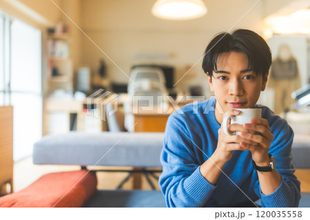 コーヒーを飲む男性 120035558