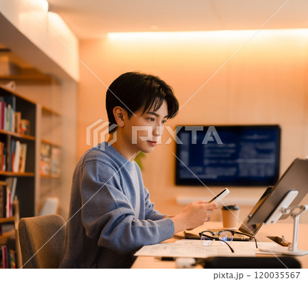 男性の室内ポートレート 120035567