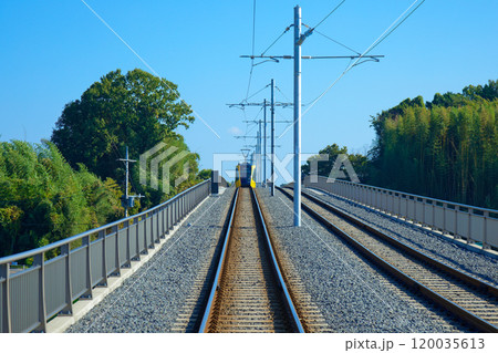 ライトラインと周囲の景観　飛山城跡駅付近　宇都宮ライトレール 120035613