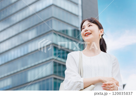 キャリアウーマンの屋外ポートレート キャリアウーマンの屋外ポートレート 120035837