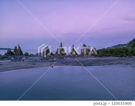 夕焼けの橋杭岩　和歌山県東牟婁郡串本町 120035900