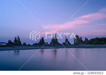 夕焼けの橋杭岩 和歌山県東牟婁郡串本町 夕焼けの橋杭岩 和歌山県東牟婁郡串本町 120035912