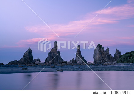 夕焼けの橋杭岩　和歌山県東牟婁郡串本町 120035913