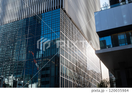 高層ビルを見上げるオフィス街の風景（東京駅周辺） 120035984